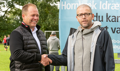 Den 3-årige aftale mellem Volkswagen Randers og HSF besegles her med håndslag mellem Henrik Poulsen VW og Jim Jensen, formand i HSF.